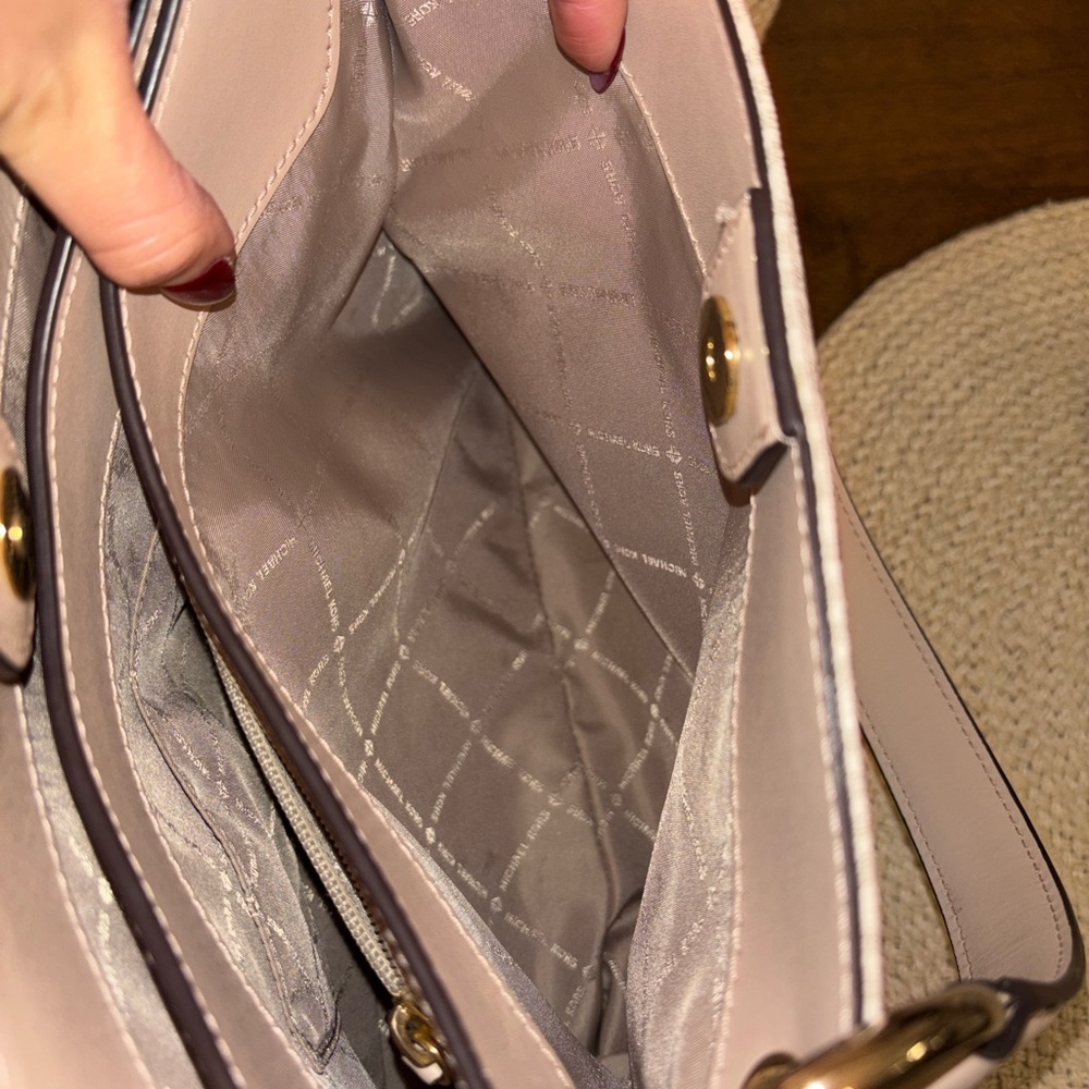 Michael Kors Beige and White Shoulder Bag - Picture 4 of 6
